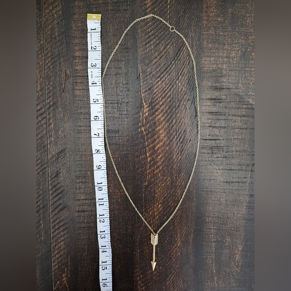 Elegant Gold Arrow Necklace - Picture 2 of 3